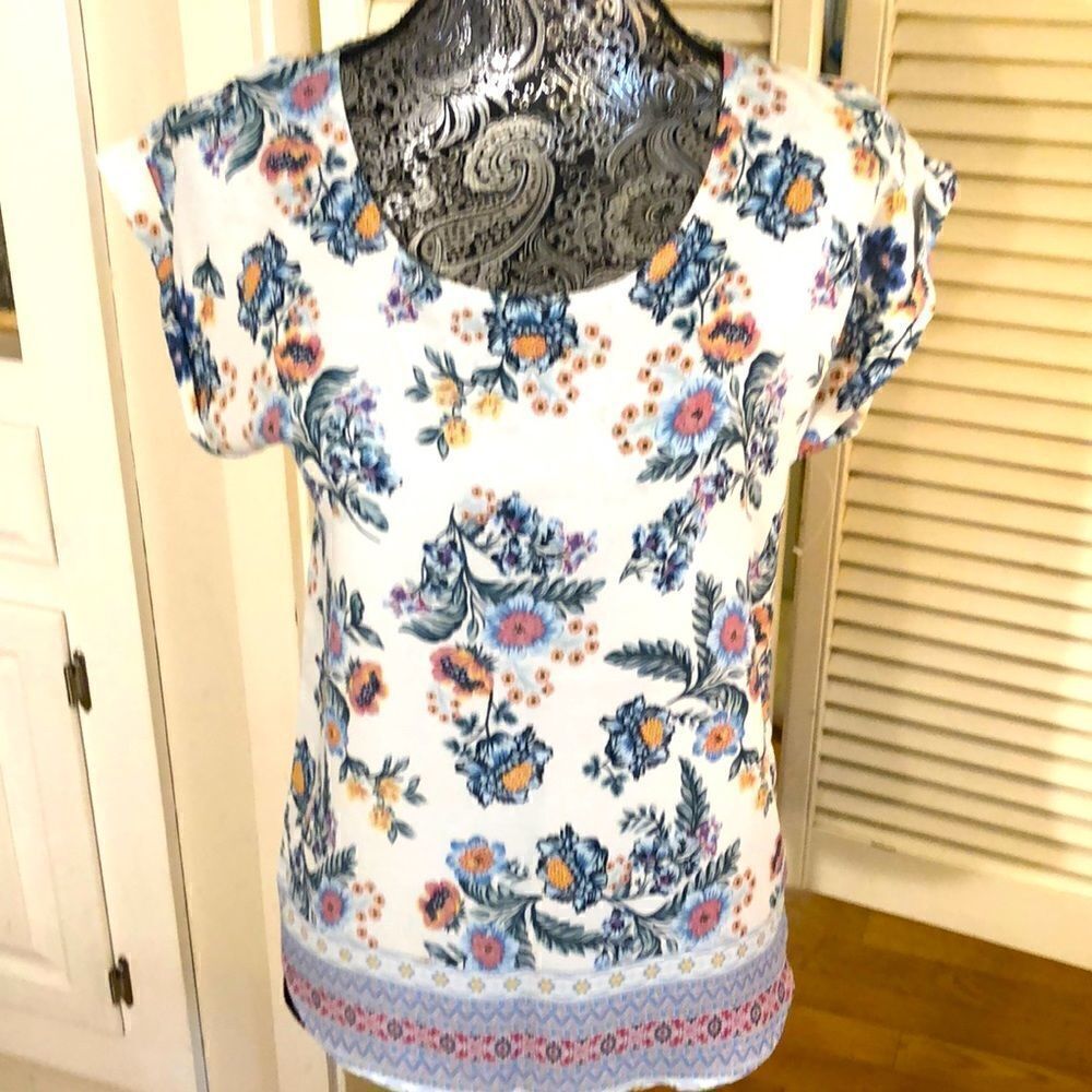 NWT Pink Republic Bohemian Floral Polyester Blouse. Zip back detail.  XS